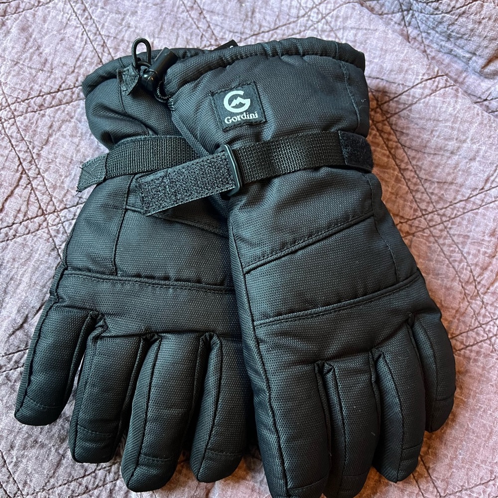 Snowboarding, goggles/gloves bundle